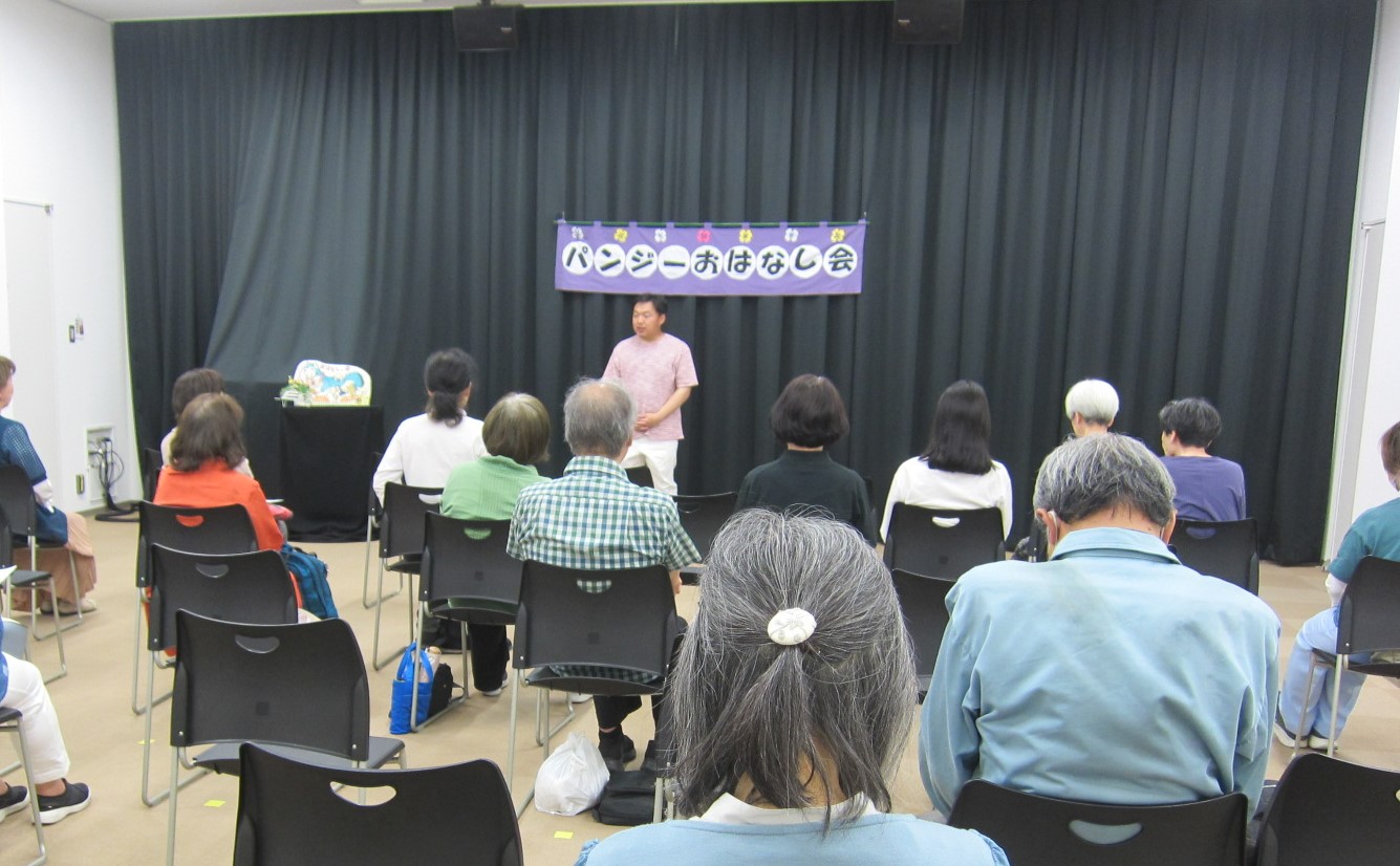 前回の大人が楽しむおはなし会の様子