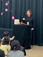 郷土人形を紹介している様子