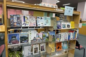 大阪の自然展の本棚の写真