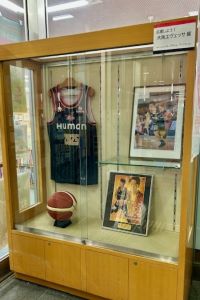 大阪エヴェッサ展のサイン入りユニフォームとパネルの写真
