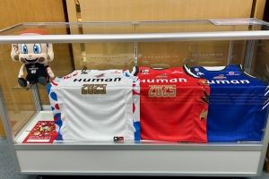 応援しよう！大阪エヴェッサ展のまいどくんぬいぐるみとユニフォームの写真