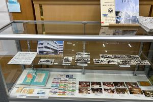 旭図書館設立50周年展の古い写真やカードの展示