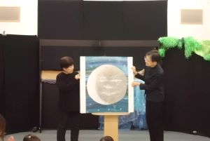 大型絵本を読んでいる写真