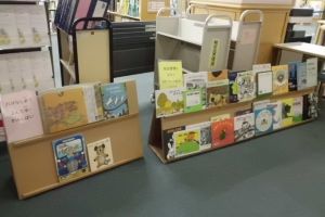 会場前にならんだ絵本