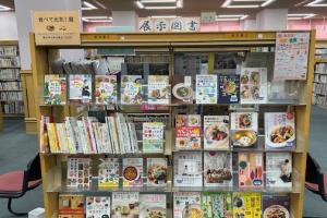 図書展示 食べて元気!の本棚の写真