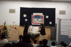 大型絵本「ぐりとぐらのおきゃくさま」を読んでいるシーンの写真