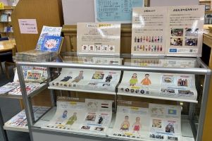 世界の国々について紹介するタペストリーとパネル