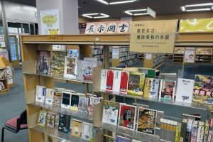 豊臣秀吉・豊臣秀長の本展の本棚の写真