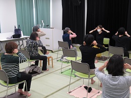 読書前のヨガタイム写真2