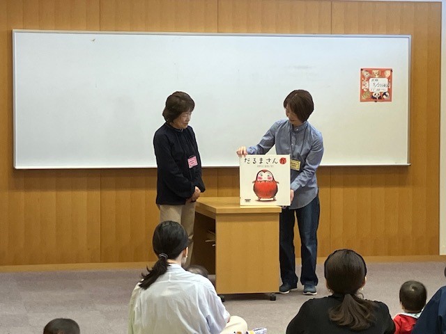 ぴよぴよ絵本のひろば　大型絵本よみきかせ