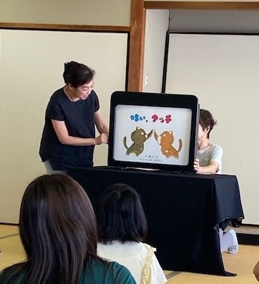 大型紙芝居実演中