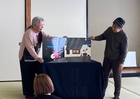 おおがたえほんのようす