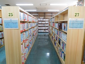 児童書コーナーの新しい書架の写真