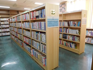 児童書コーナーの新しい書架の写真2