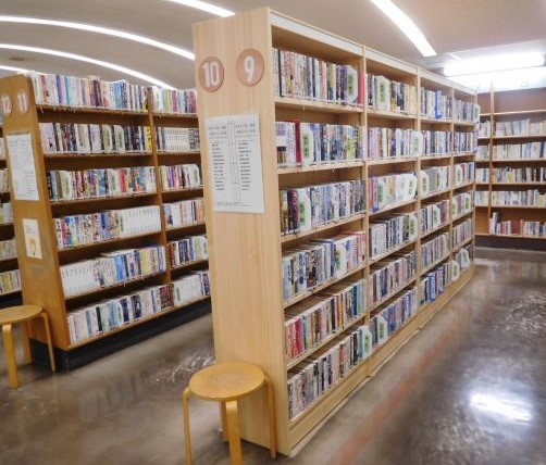 西成新しい木製本棚