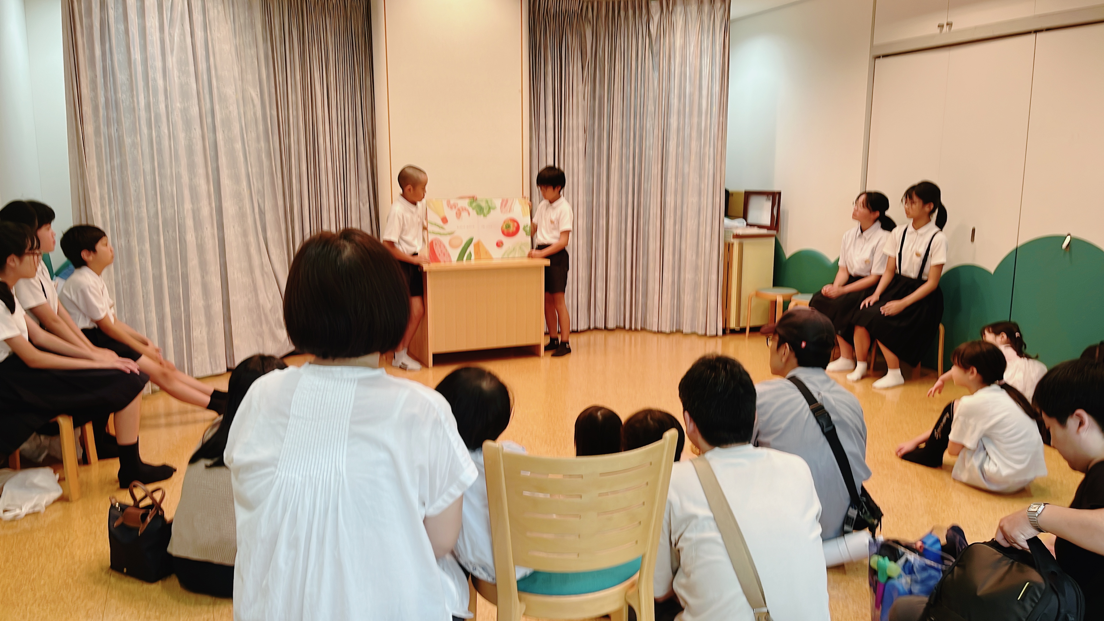 大型絵本の読み聞かせです