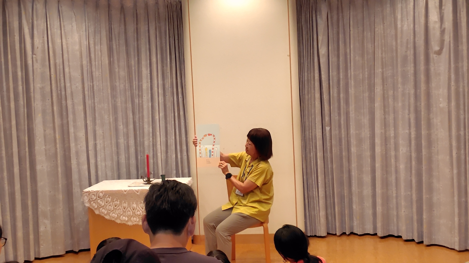 絵本の読み聞かせの写真