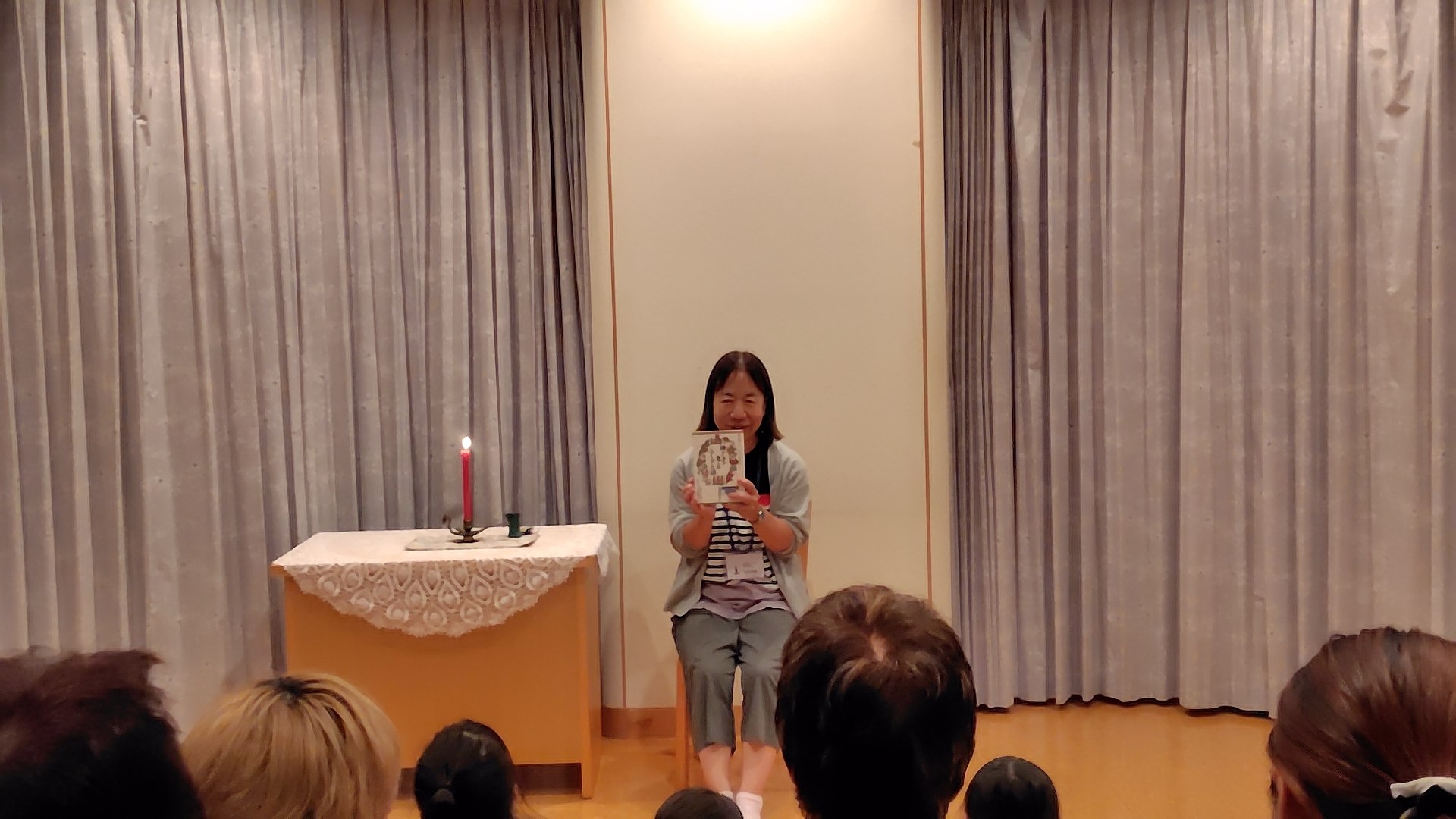 本の紹介をしている写真
