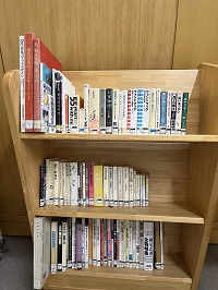 「見た目で読む気になるかも-祖父江慎さんが装丁した本と装丁に関する本-」図書展示風景1