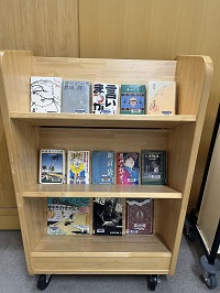 「見た目で読む気になるかも-祖父江慎さんが装丁した本と装丁に関する本-」図書展示風景2