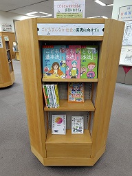 「こどもまんなか社会の実現を目指して」展展示写真