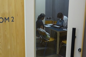 マイクに向かって音訳体験をしている様子