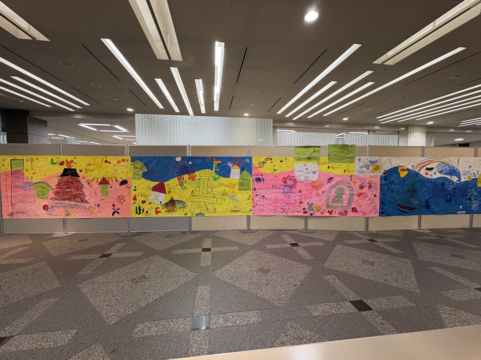 お絵かきワークショップで作成された作品が展示されているようす