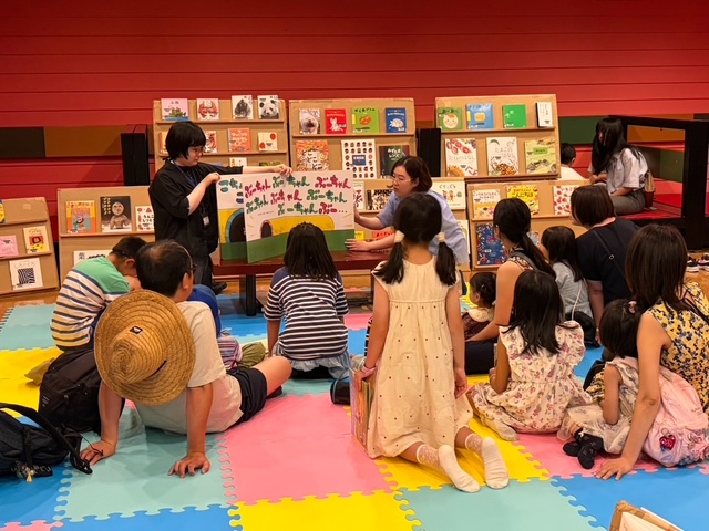絵本のひろばでの読み聞かせのようす