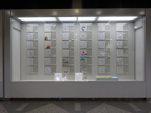 壁面のガラスケースに展示された、過去イベント等に登壇した方のサイン