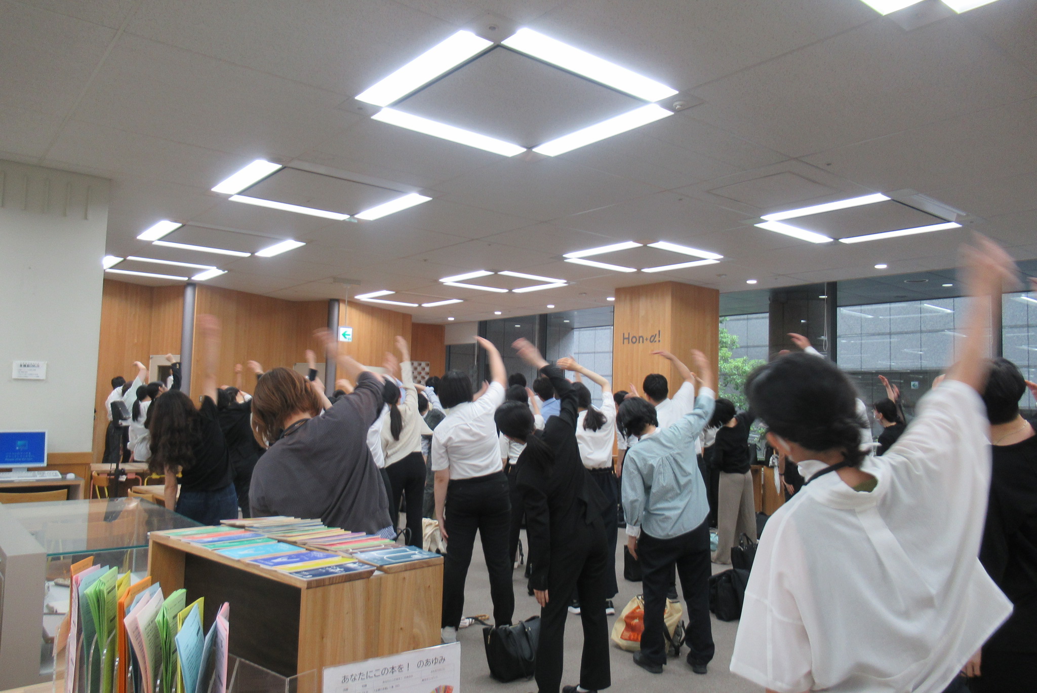 いきなりラジオ体操にて、ラジオ体操第一を行っているようす