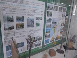 図書館入口にあるケースの展示内容