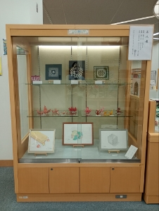 ケース展示三人展