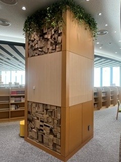 「くすのき」でいろどられた柱
