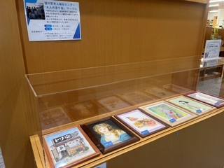 ケース展示大人の塗り絵サークル作品展写真
