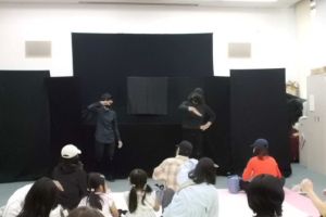 手遊び「いわしのひらき」をあっちゃんまりっぺとお客さんみんなでしている