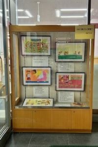 ガラスケースに原画が並んでいる