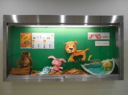 ケース展示「人形劇団クラルテの世界展」写真