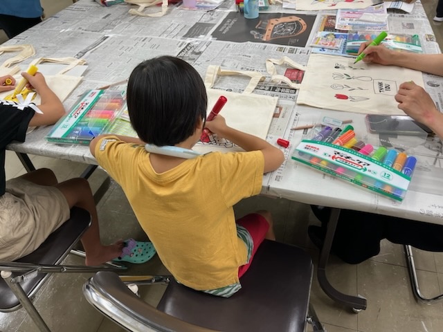 エコバッグを作っている様子