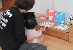 絵本を楽しむ親子