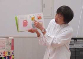 絵本の読み聞かせ