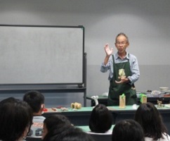 説明する講師