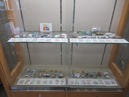 ガラスケース展示　右側