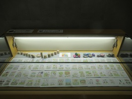 ガラスケース展示　左側