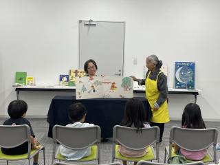 大阪市立港図書館どようびのおはなし会写真