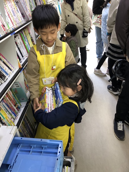 一日図書館員の様子2