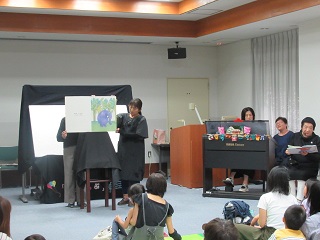 大型絵本の読み聞かせの写真