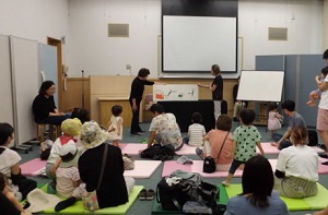 大型絵本を読んでいる写真