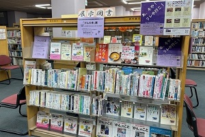 がんの本展の本棚の写真