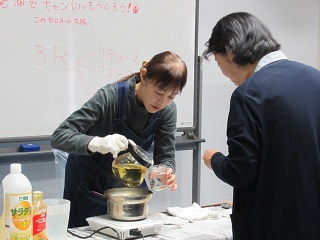 アロマキャンドル作成中の写真①