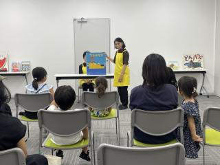 大阪市立港図書館どようびのおはなし会写真